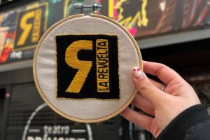 Bordado del logo de La Revuelta que llevó hasta Madrid.