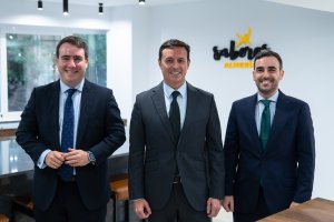 El presidente de Diputación, Javier A. García, con los diputados Fernando GIménez y Carlos  Sánchez, en el nuevo Espacio Gourmet ‘Sabores Almería’ en el Paseo de la capital.