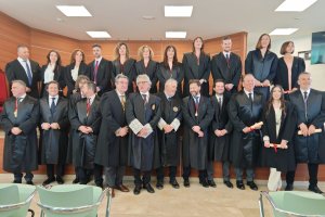 Foto de familia de los nuevos letrados que ingresan en el Colegio de Abogados de Almería