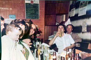 El Minibar, en los años 70, con Bernabé en la barra y con la cartelera de precios al fondo.