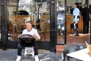 Zurita con su misterioso instrumento, actuando en la puerta de un bar.