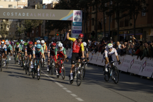 La llegada de la Clásica en Roquetas de Mar.