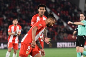 La imagen del partido con Lázaro Vinicius y Luis Suárez discutiendo. La situación fue subiendo de temperatura.