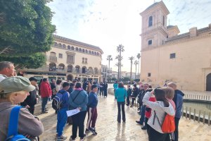 Participantes en la ruta frente a la iglesia, uno de las paradas de la misma.
