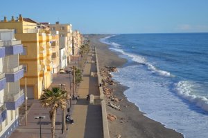 Olas llegando al paseo marítimo de Balerma tras el último temporal.
