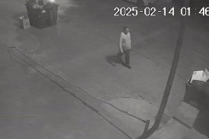 Imágenes de la cámara de seguridad que captó al pirómano quemando dos contenedores.