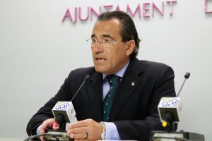 El exalcalde de Gandía, Arturo Torró

REMITIDA / HANDOUT por AYUNTAMIENTO DE GANDIA
Fotografía remitida a medios de comunicación exclusivamente para ilustrar la noticia a la que hace referencia la imagen, y citando la procedencia de la imagen en la firma
02/7/2013
