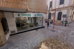 Una agencia inmobiliaria en la calle La Reina de Almería.