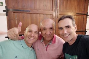 Francisco Alonso (centro) con amigos.