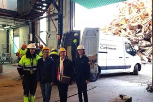 Representantes de la Asociación de Mujeres Mariana Pineda recogen material donado en el proceso de desmantelamiento de la Central Térmica Litoral.