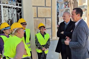 El subdelegado del Gobierno y el alcalde de Cuevas del Almanzora visitan las obras del cementerio.