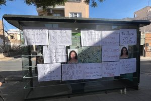 Carteles y pancartas en una parada de autobús en Almería exigen "justicia para Mery".