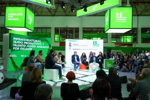 El ministro Óscar Puente habla del AVE en el Congreso del PSOE andaluz.