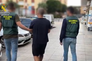 Guardia Civil, agentes detienen a hombre acusado por delitos de odio en Internet.