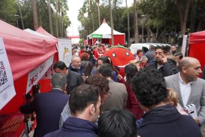 La lluvia no impide que los almerienses acudan a disfrutar del Día del Tomate.