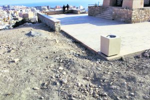 Los residuos de la obra están presentes a lo largo de toda la subida al mirador.