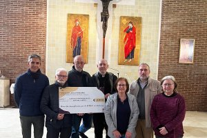 Foto de familia durante la entrega de los 10.000 euros de la Fundación Jesús Peregrín.