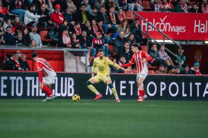 Leo Baptistao en una de las jugadas del partido ante el Sporting en El Molinón.