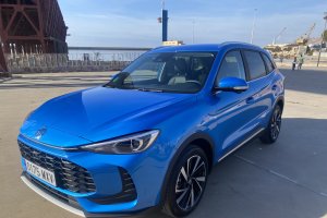 Imagen del nuevo  MG ZS Hybrid + junto a la ballena del pequeño Gabriel