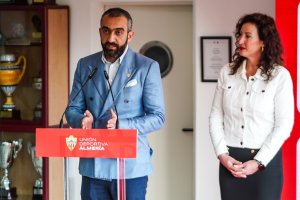 La alcaldesa de la ciudad con el CEO del Almería hablando de proyectos.