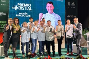 El reconocido chef Martín Beresategui ha sido homenajeado y galardonado con el premio Vestial 2025.