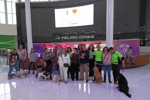 Foto de familia durante la celebración del II Aniversario Pet Friendly en el Centro Comercial Torrecárdenas.