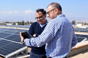 El rector, José Céspedes, atiende a las explicaciones del director de Infraestructuras de la UAL, Francisco Agüera, sobre la monitorización de los parámetros de la planta fotovoltaica instalada en el CITE III.