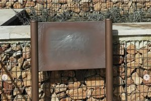 Cartelería vandalizada en la zona de San Cristóbal