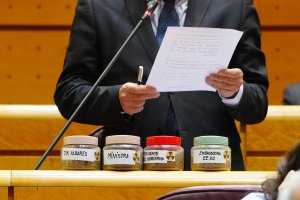 El senador cuevano del PP, Jesús Caicedo, en el Senado, con los botes conteniendo tierra contaminada de Palomares.
