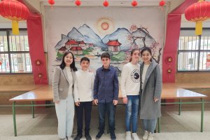Las profesoras Si Chen y Yangzi Yao, junto a los alumnos Catriel Sánchez, Guillermo Barranco y Ariana García.