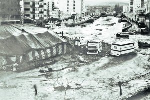 La riada de abril de 1970 se llevó por delante el humilde teatro Las Vegas que estaba instalado en el badén de la Rambla frente al Barrio Alto.