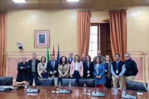 Foto de familia de los miembros de la Comisión de Fomento y la delegación asistente