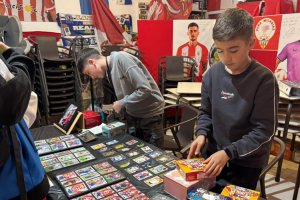 Pequeños y mayores disfrutando de un evento para coleccionistas y amantes de los cromos y cartas.