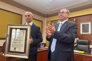 Rodrigo Valero con su título de Hijo Predilecto en compañía del alcalde de Turre, Arturo Grima.