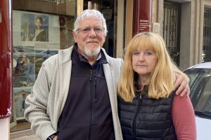 Juan Lax con su mujer, la también fotógrafa, Carmen García en su estudio del barrio del Zapillo.