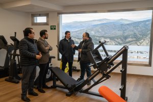 El presidente de la Diputación de Almería visita el nuevo gimnasio de Alcolea.