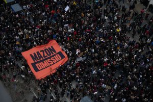 Centenares de personas durante una manifestación para exigir la dimisión de Mazón.