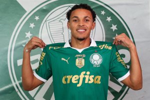 Lázaro a su llegada a Palmeiras posa feliz.