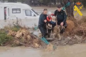 Agentes de la Guardia Civil evacuan a una mujer atrapada en una riada en Cuevas del Almanzora.