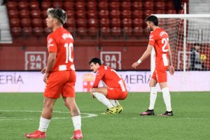 Desesperación de Nico Melamed, Aleksandar Radovanovic y Álex Centelles tras empatar con el Málaga.