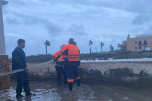 Intervención de Protección Civil en un inmueble anegado de Cuevas del Almanzora.