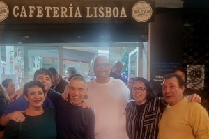 Rafael Ruiz junto a familiares y amigos en su despedida.