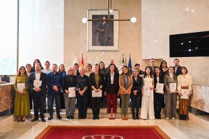 Los nuevos funcionarios de carrera que han tomado posesión como subalternos en el Ayuntamiento de Almería.