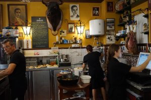 El Quinto Toro, Manolete en la pared y Curro en la barra.