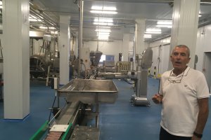 El gerente Matías Gómez en el interior de la fábrica.