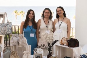 Ana y María de los Ángeles Guillén, junto a su madre, Ana María López.