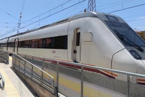 El automotor diésel S-599 cubre el trayecto Almería-Granada como hasta 2015 lo hacía hasta Sevilla Santa Justa.