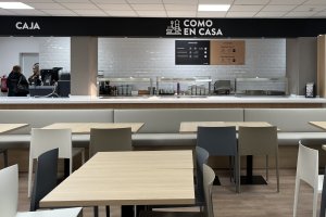 El comedor de la nueva cafetería del Hospital Torrecárdenas, lista para atender al público.