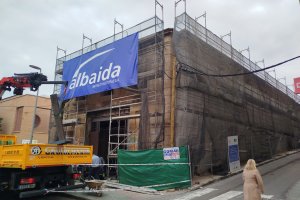 Fachada principal del Cine Katiuska en obras