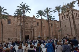 Largas colas en el besapiés del Cautivo.